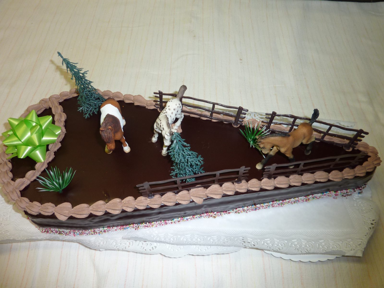 Pferde-Motivtorte mit Schokoladenglasur, Zaun- und Baumdeko, handgemacht in der Bäckerei Sachse